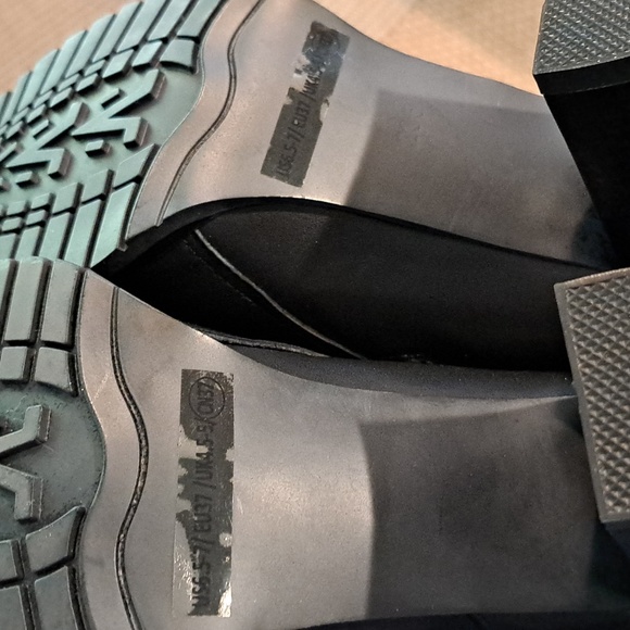 NWT Knee-High Boot with 'B' Buckle, Block Heel (Black) - TinaCus - Picture 7 of 12